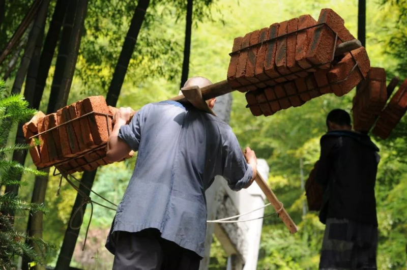 1500年大昭明寺安裝污水處理設(shè)備，400余名義工上演震撼背山